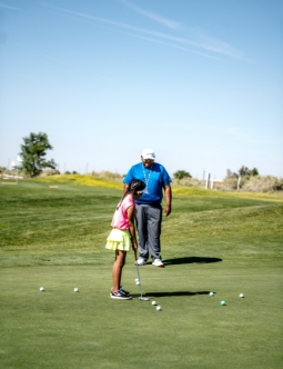 enfant jouant au golf